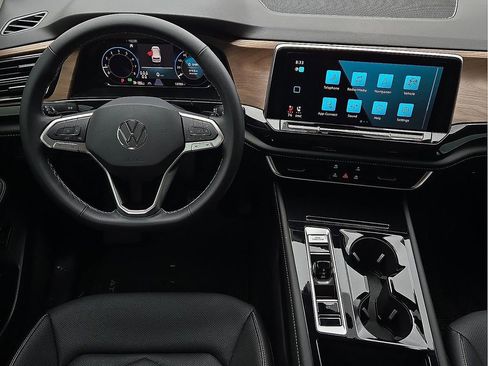 Used 2024 Volkswagen Atlas SE w/ Panoramic Sunroof Package image 12