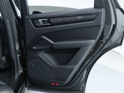 Used 2022 Porsche Cayenne Turbo GT image 19