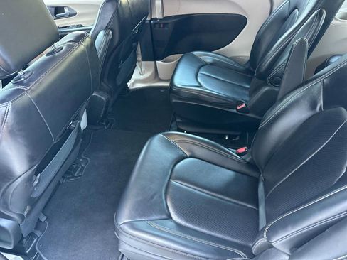 Used 2023 Chrysler Pacifica Touring-L FWD image 14