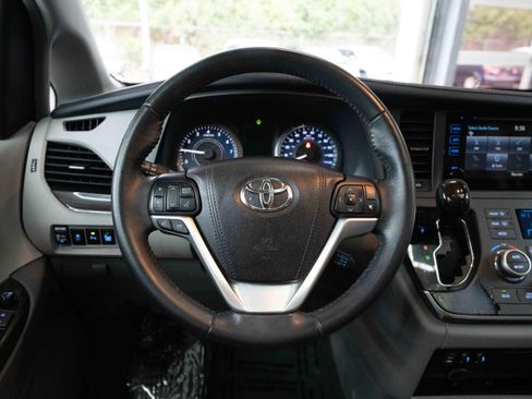 Used 2017 Toyota Sienna XLE Premium image 21