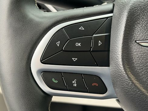 Used 2024 Chrysler Pacifica Touring-L image 4