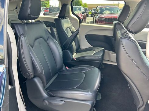 Used 2023 Chrysler Pacifica Touring-L FWD image 24