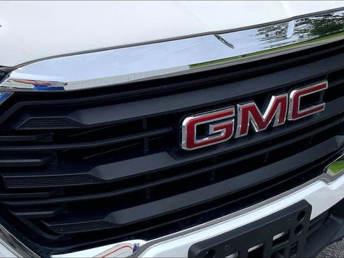 Used 2024 GMC Terrain SLE AWD/4WD image 29