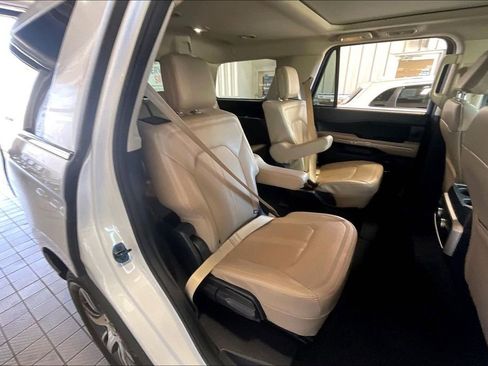 Used 2024 Ford Expedition Limited image 17