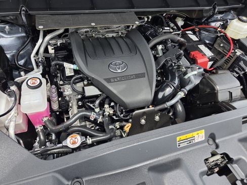 Used 2024 Toyota Highlander XLE AWD/4WD image 19