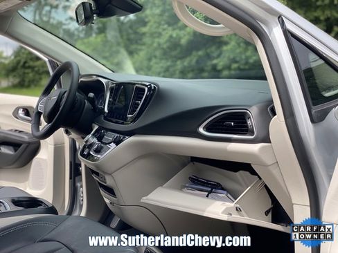 Used 2024 Chrysler Pacifica Touring-L image 17