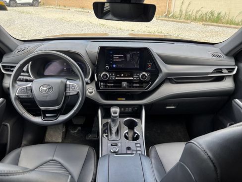 Used 2025 Toyota Highlander XSE AWD/4WD image 37