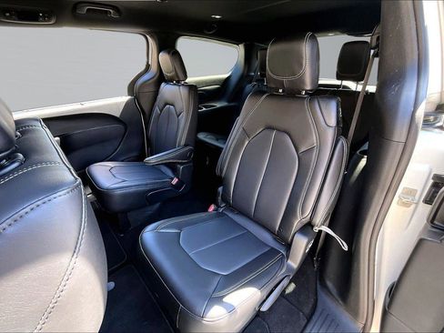 Used 2025 Chrysler Pacifica Select FWD image 27