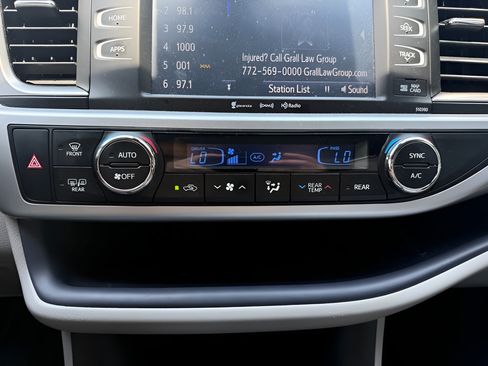 Used 2019 Toyota Highlander XLE FWD image 28