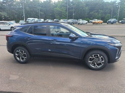Used 2024 Chevrolet Trax LT w/ Driver Confidence Package FWD image 4