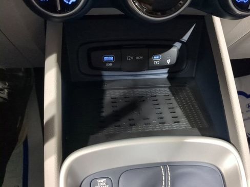 Used 2025 Hyundai Venue Limited image 25