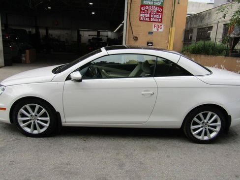 Used 2013 Volkswagen Eos Komfort FWD image 2