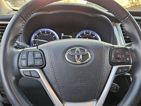 Used 2019 Toyota Highlander XLE image 25