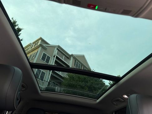 Used 2022 Volkswagen Tiguan SE w/ Panoramic Sunroof Package AWD/4WD image 24