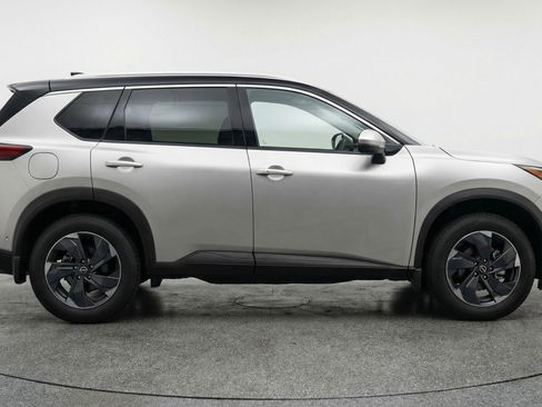 Used 2025 Nissan Rogue SV image 11