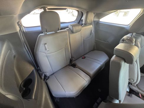 Used 2025 Toyota Sienna XLE FWD image 27