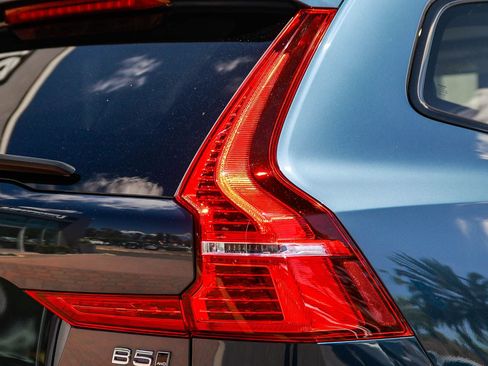 Used 2024 Volvo XC60 B5 Plus w/ Protection Package Premier image 9