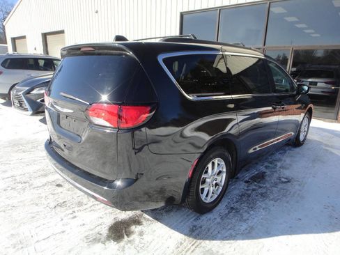 Used 2020 Chrysler Voyager Lxi image 4