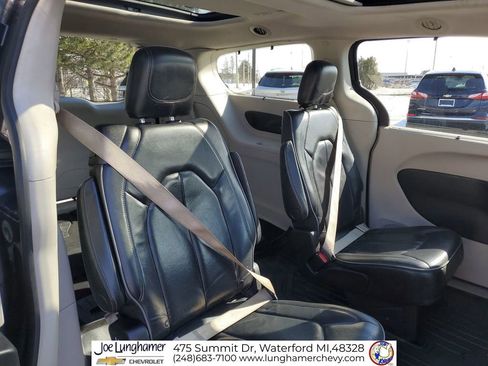 Used 2020 Chrysler Pacifica Limited image 27