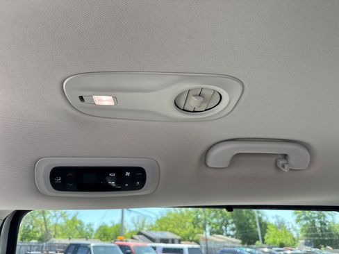 Used 2023 Chrysler Pacifica Touring-L FWD image 9
