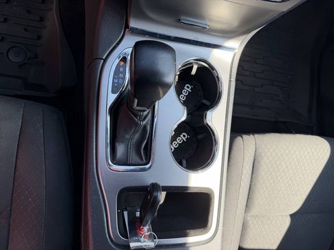Used 2018 Jeep Grand Cherokee Laredo AWD/4WD image 26