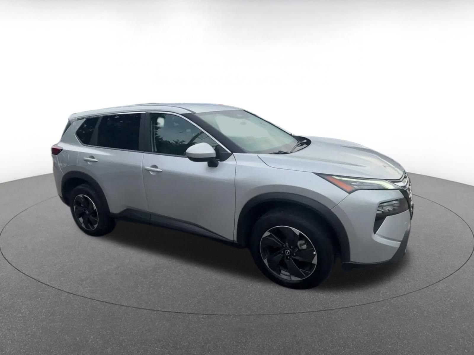 Used 2025 Nissan Rogue SV AWD/4WD image 2