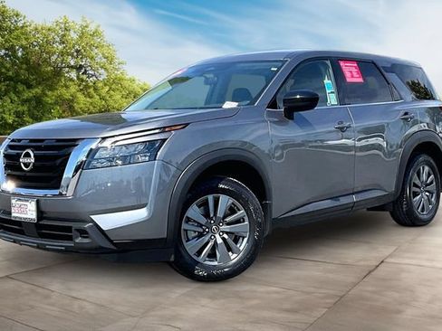 Used 2024 Nissan Pathfinder S FWD image 3