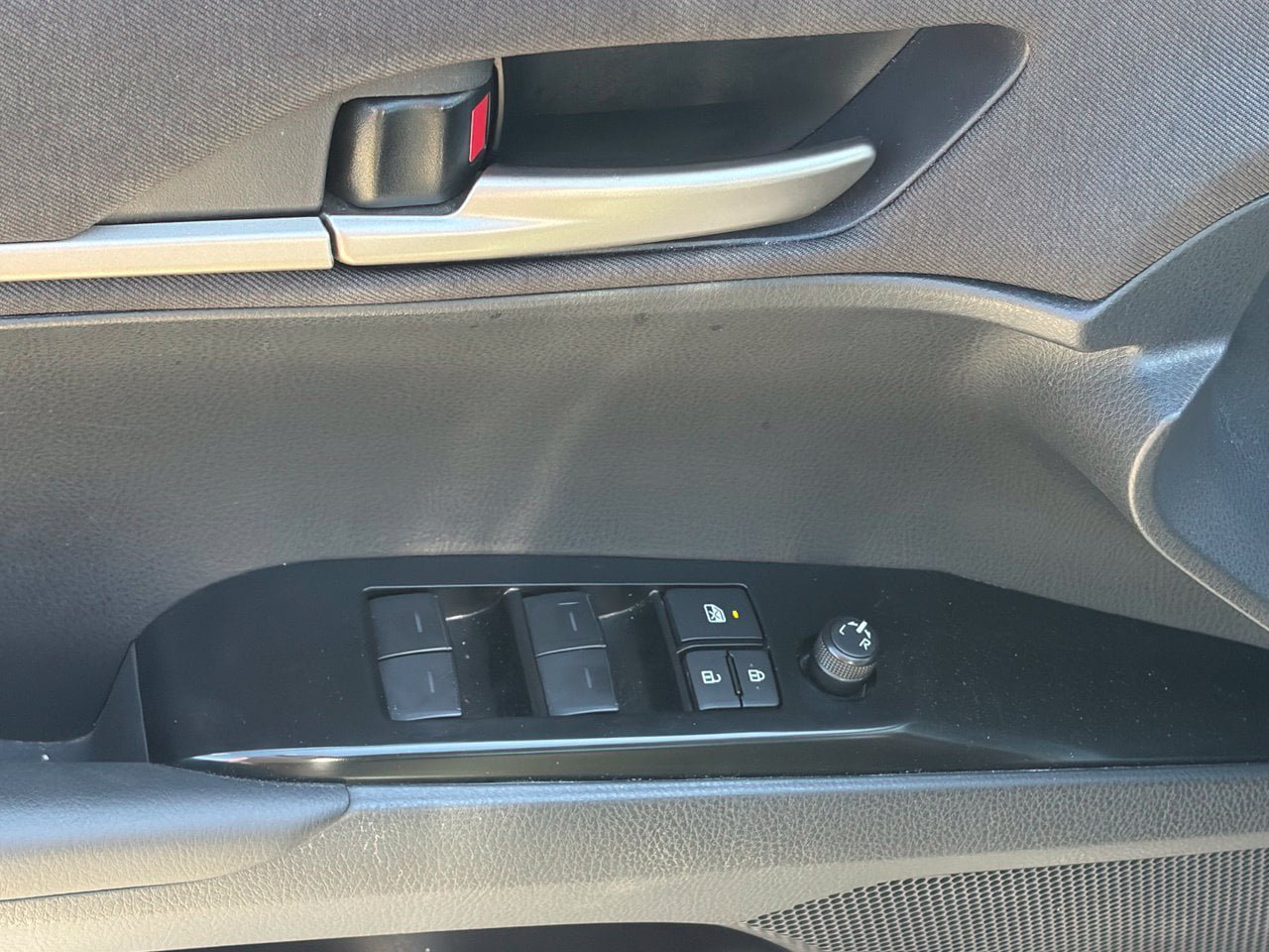 Used 2025 Toyota Camry LE FWD image 5