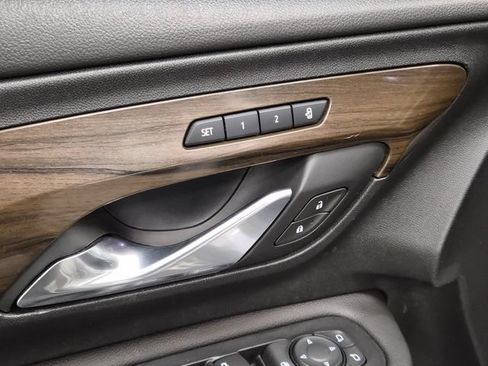 Used 2020 GMC Terrain Denali w/ Denali Premium Package FWD image 18