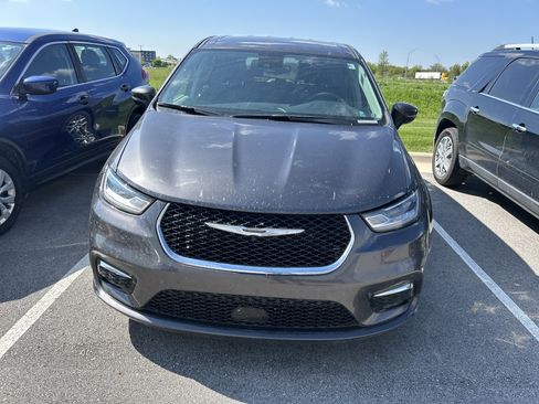 Used 2023 Chrysler Pacifica Touring-L FWD image 2