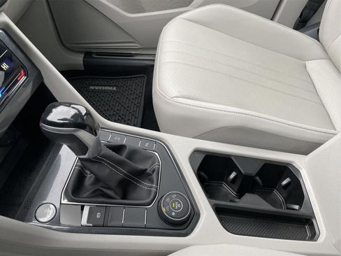 Used 2023 Volkswagen Tiguan SE R-Line image 31