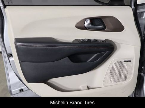 Used 2019 Chrysler Pacifica Touring-L Plus w/ Advanced Safetytec Group FWD image 20