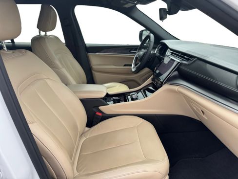 Used 2023 Jeep Grand Cherokee Limited image 16