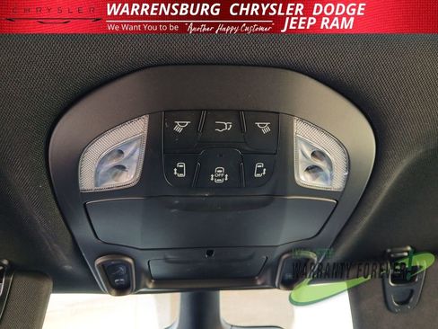 Used 2025 Chrysler Pacifica Limited image 27