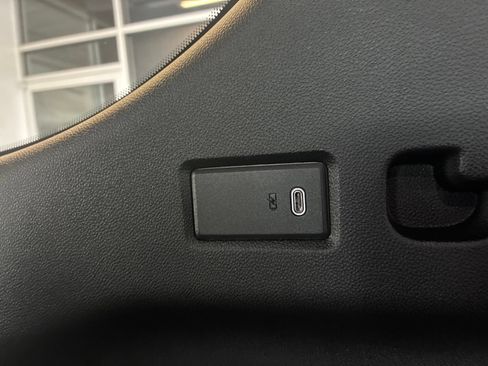 Used 2025 Chevrolet Suburban Z71 AWD/4WD image 16