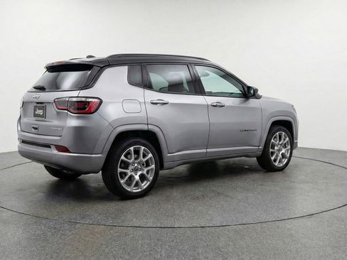 Used 2025 Jeep Compass Limited image 9