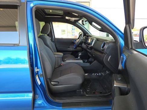 Used 2017 Toyota Tacoma TRD Sport AWD/4WD image 52