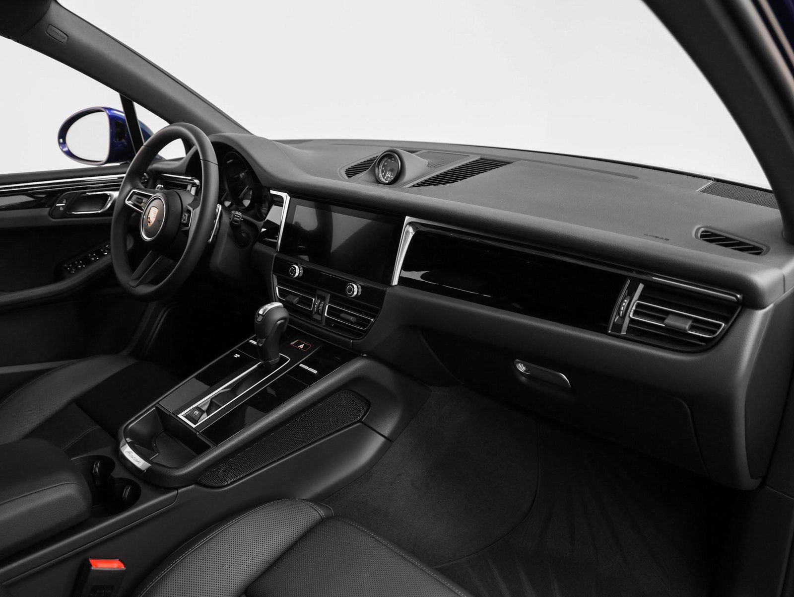 Certified 2025 Porsche Macan AWD/4WD image 22
