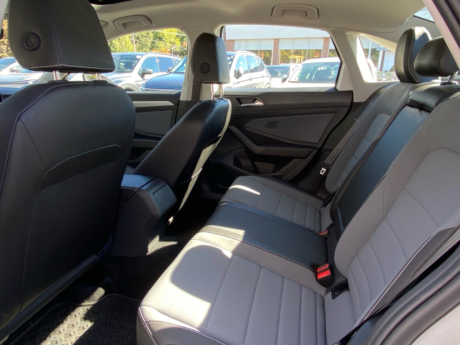 Certified 2025 Volkswagen Jetta SE w/ Sunroof Package FWD image 21