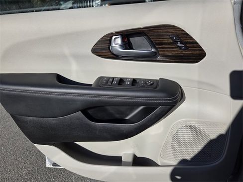 Used 2024 Chrysler Pacifica Limited image 29