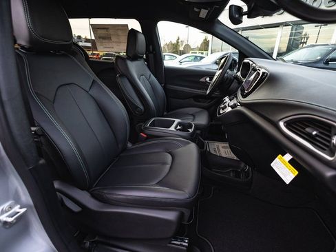 New 2026 Chrysler Pacifica Select FWD image 28