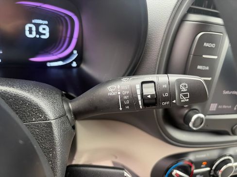 Used 2025 Kia Soul LX w/ LX Technology Package FWD image 32