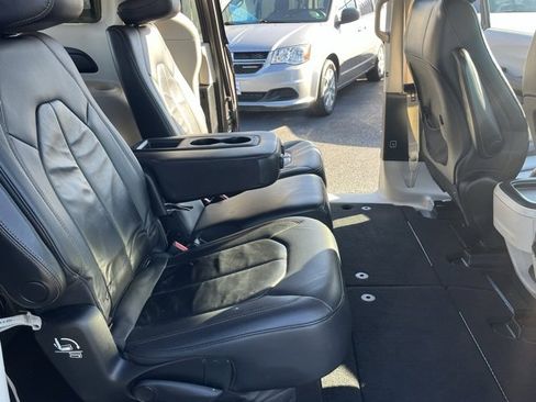 Used 2017 Chrysler Pacifica Touring-L image 12