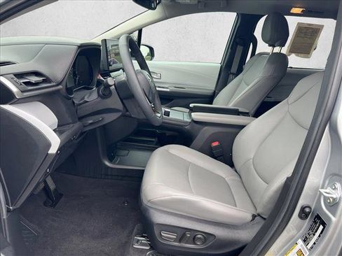 Used 2025 Toyota Sienna XLE image 10