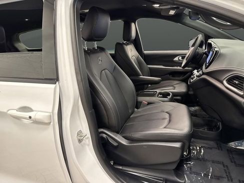 Used 2024 Chrysler Pacifica Select image 29