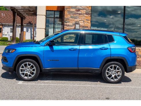 Used 2022 Jeep Compass Latitude w/ Sun and Sound Group AWD/4WD image 6