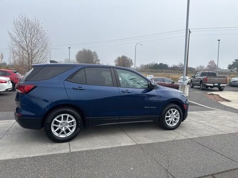 Used 2022 Chevrolet Equinox LS w/ LS Convenience Package AWD/4WD image 2