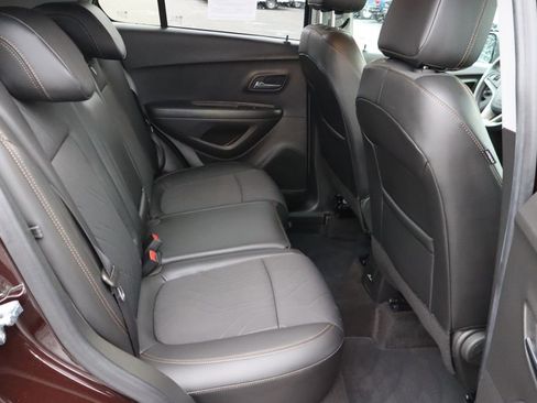 Used 2022 Chevrolet Trax LT w/ LT Convenience Package image 18