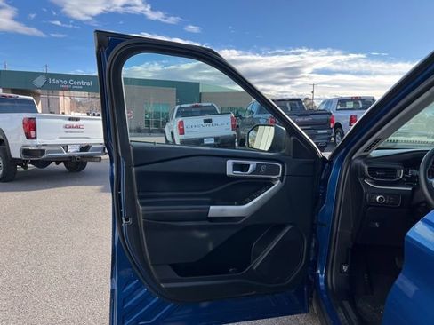 Used 2022 Ford Explorer XLT w/ Equipment Group 202A AWD/4WD image 24