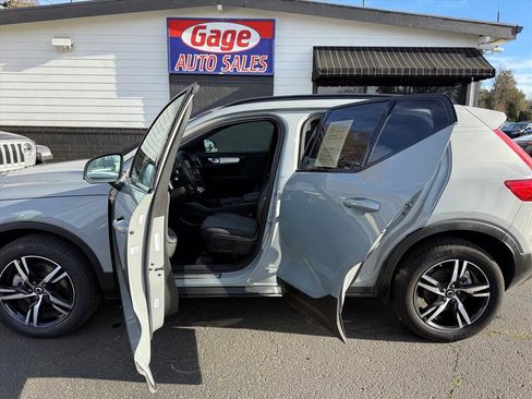 Used 2024 Volvo XC40 B5 Core image 18